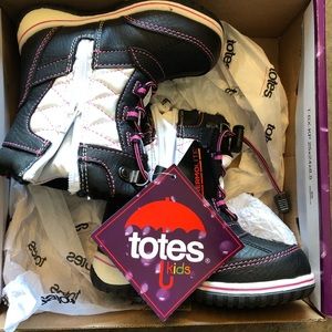 Girls winter boots by totes